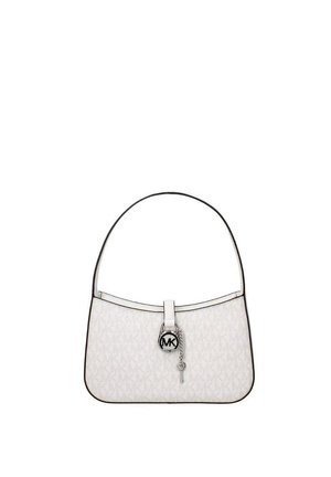 Witte Michael Kors handtas met schouderriem, logopatroon en een ronde MK-bedel die aan het voorste sluiting hangt.