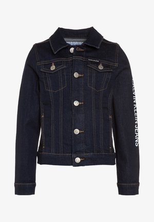 Granatowa kurtka jeansowa z srebrnymi guzikami, kieszeniami na piersi oraz logo „Calvin Klein Jeans” na rękawie i w pobliżu kołnierza.