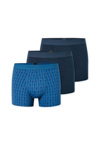 Drei Paar Boxershorts: eine gemusterte blaue mit vertikalen Streifen und zwei einfarbige dunkelblaue. Hergestellt aus weichem Stoff mit elastischen Taillenbändern.