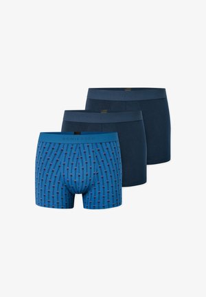 Drie paar boxershorts: één met een patroon in blauw met verticale strepen, en twee in effen donkerblauw. Gemaakt van zachte stof met elastische taillebanden.