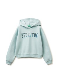 Světle modrá mikina s kapucí vyrobená z měkké látky, se značkou "BENETTON" napsanou lesklými flitrovými písmeny. Má stahovací kapuci a žebrovaný lem.