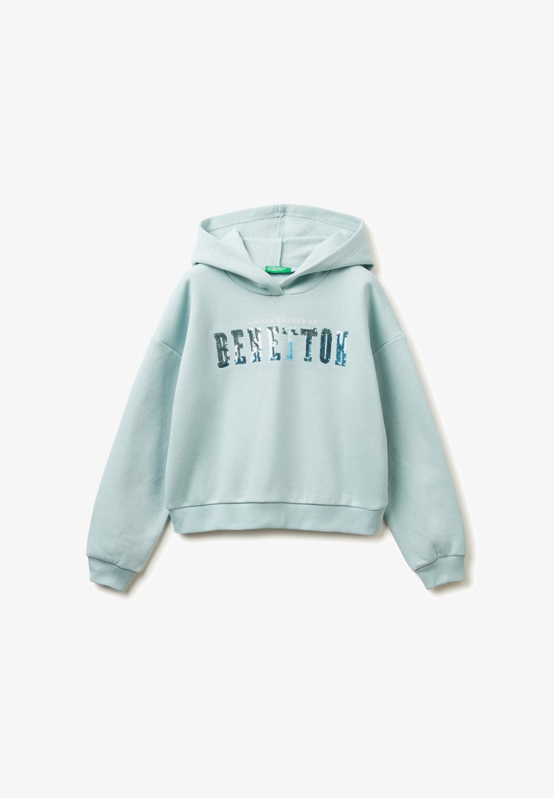 Světle modrá mikina s kapucí vyrobená z měkké látky, se značkou "BENETTON" napsanou lesklými flitrovými písmeny. Má stahovací kapuci a žebrovaný lem.