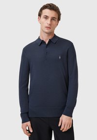 Marineblaues Langarm-Polohemd aus Strickstoff mit Kragen, Knopfleiste mit fünf Knöpfen und kleinem Logo auf der linken Brust.