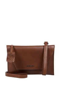 Sac bandoulière en cuir marron avec sangle réglable, rabat en forme d'enveloppe et détail de médaille pour chien embossé.