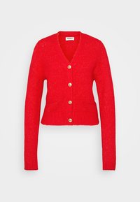 Červený cardigan z texturovaného pleteného materiálu, s hlubokým výstřihem do V, dlouhými rukávy, pěti zlatými knoflíky a dvěma předními kapsami.