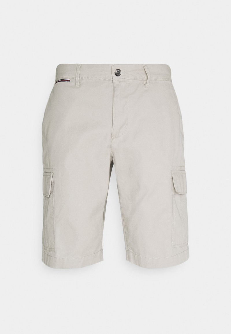 Short cargo beige longueur genou avec passants pour ceinture, fermeture par bouton, poches avant et poches à rabat sur les deux cuisses.