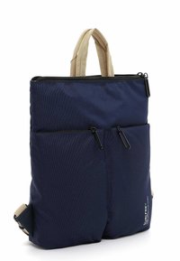 Zaino in tessuto blu navy con doppie maniglie superiori, spallaccio regolabile beige, due tasche frontali con zip e dettaglio del logo.