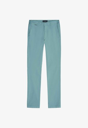 Lichtblauwe herenbroek met rechte pijpen, zijzakken en riemlussen, plat gelegd op een witte achtergrond.