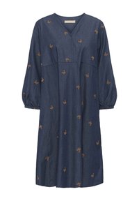 Jeanskleid mit V-Ausschnitt und 3/4-ärmeln, das braune gestickte Schmetterlingsmuster aufweist.