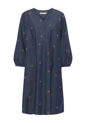 Robe en denim avec un décolleté en V et des manches bouffantes 3/4, ornée de motifs de papillon brodés en marron.