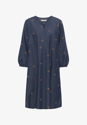 Robe en denim avec un décolleté en V et des manches bouffantes 3/4, ornée de motifs de papillon brodés en marron.