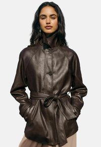 BELTED - Kunstlederjacke - chocolate brown