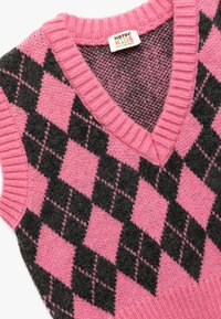 Roze en zwarte argyle-gepatroneerde gebreide vest met een V-hals en geribbelde afwerking, gemaakt van zacht materiaal geschikt voor kinderen. Etiket zichtbaar binnenin.