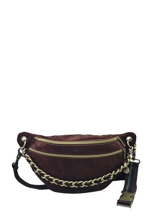 Banane en daim marron foncé avec deux fermetures éclair dorées, détail chaîne dorée et une sangle en tissu réglable avec boucle.