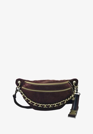 Banane en daim marron foncé avec deux fermetures éclair dorées, détail chaîne dorée et une sangle en tissu réglable avec boucle.