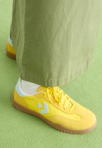 Converse RUN STAR TRAINER - Tossud - golden wren/winter slay/egret
