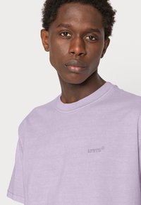 Levi's® VINTAGE TEE - T-shirt básica - natural dye violet
