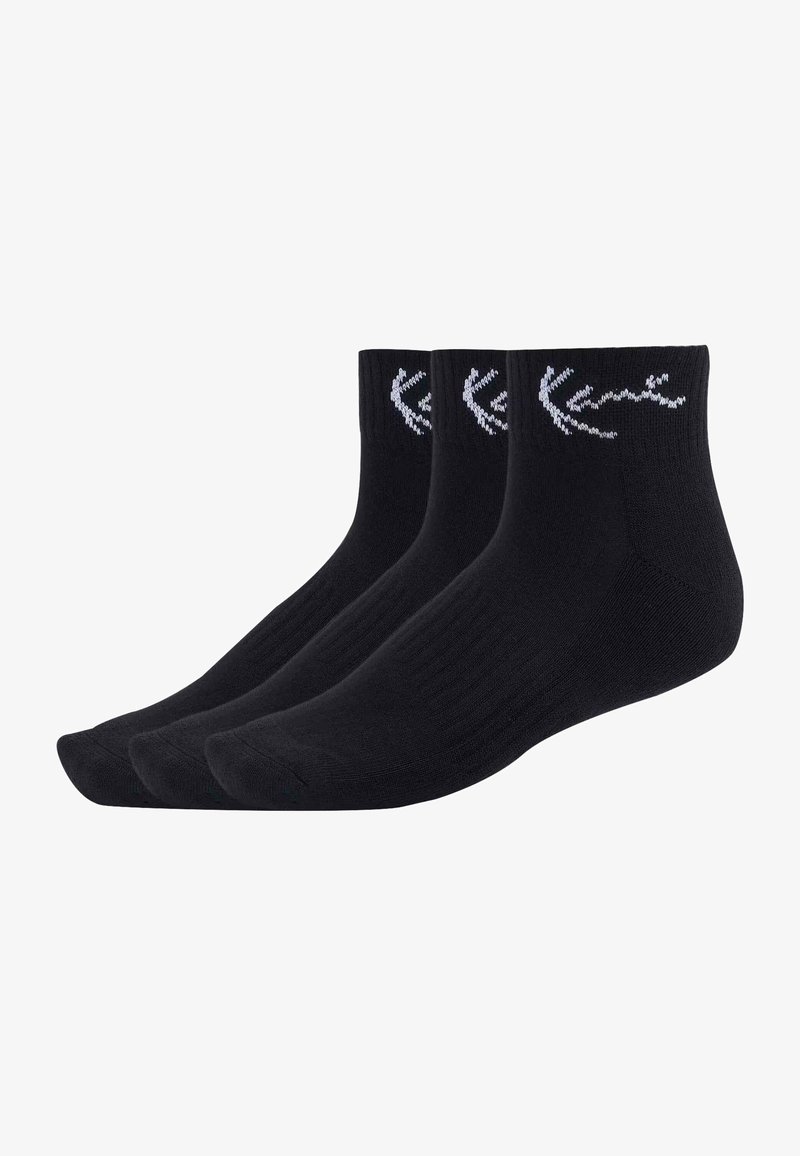 Fekete pamut bokazokni, három darabos csomagban, bordázott textúrával és kontrasztos fehér logóval a szegélyen.