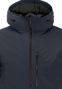 Giacca isolante blu navy con colletto alto, zip frontale e tasche laterali. Presenta un tessuto liscio e durevole e un design minimalista.