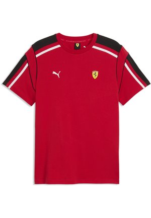 T-shirt rouge à manches courtes Puma avec des rayures noires et blanches sur les épaules, logo Scuderia Ferrari sur la poitrine gauche et logo Puma sur la poitrine droite.