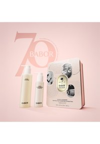 Babor huidverzorgingsset bevat een doorzichtige pompflacon met Hy-Ol Cleanser en een kleinere fles Phyto Hy-Ol Booster, verpakt in een decoratieve doos.