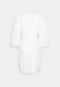 D vestido branco com um tecido texturizado com padrões em relevo, um grande colarinho arredondado e mangas longas bufantes. Design ajustado.