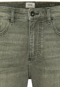 Slim-fit jeans in olijf groene denim, met een klassieke vijf-pocket ontwerp, een knoopsluiting en subtiele stiksels.