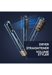 Drei blaue Haarstylinggeräte mit Bedienelementen, die Luftstrom und Borsten zeigen, beschriftet als Föhn, Glätteisen und Volumenstyler.