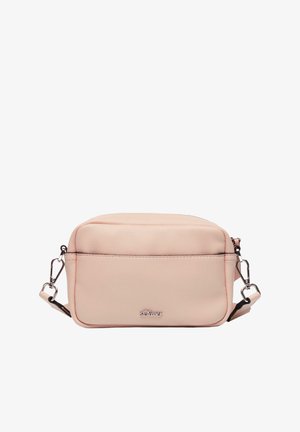 Jasnoróżowa torebka crossbody wykonana z teksturowanej sztucznej skóry, prostokątna w kształcie z zamkiem błyskawicznym na górze, z srebrnym logo i regulowanym paskiem.