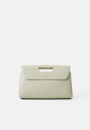 Sac à main en cuir vert clair avec une forme structurée, quincaillerie dorée et fermeture magnétique. Présente une texture lisse et un design minimaliste.