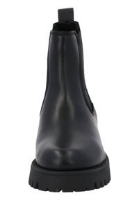 Botas Chelsea de cuero negro con paneles laterales elásticos, puntera redondeada y suela de goma texturizada, diseñadas para la durabilidad y la comodidad al ponerse.