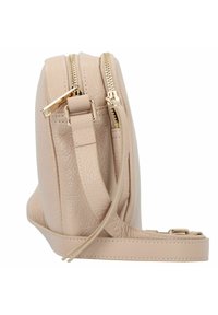 Borsa a mano in pelle beige con superficie testurizzata, caratterizzata da due cerniere dorate, una tracolla removibile e cuciture pulite lungo i bordi.
