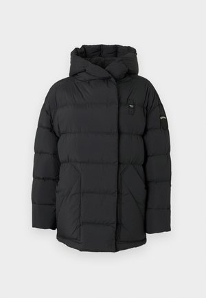 Chaqueta acolchada negra con capucha, que presenta secciones acolchadas, un cierre frontal y un pequeño parche con logo en el hombro izquierdo. Textura suave.