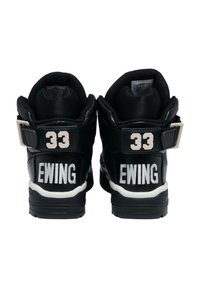Sorte høj-top sneakers med en blank overflade, der har polstret krave, hvide detaljer og "33" samt "EWING" præget på hælene.