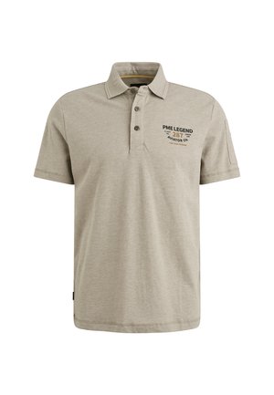 Polo shirt beige in misto cotone, maniche corte, tre bottoni e logo ricamato sul lato sinistro del petto. Presenta un design semplice e un tessuto testurizzato.
