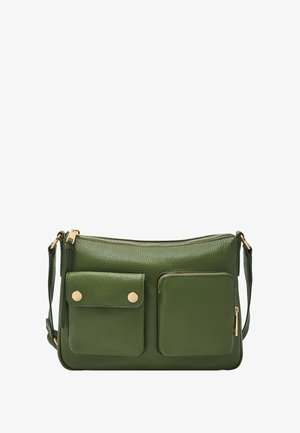 Sac bandoulière en cuir vert avec deux poches avant, une avec boutons pression et une avec fermeture éclair, et une fermeture éclair dorée sur le dessus.