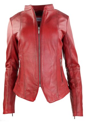 Rote Lederjacke mit hohem Kragen, vorderem Reißverschluss, Seitentaschen und strukturierten Schulterakzenten. Glatte Oberfläche und taillierte Passform.