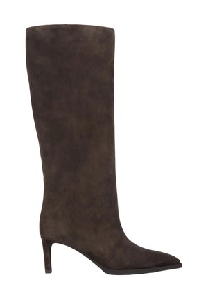 Brązowy kozak zamszowy do kolan z ostrym noskiem i cienkim obcasem, o gładkiej fakturze i minimalistycznym designie.