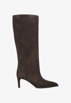 Brązowy kozak zamszowy do kolan z ostrym noskiem i cienkim obcasem, o gładkiej fakturze i minimalistycznym designie.
