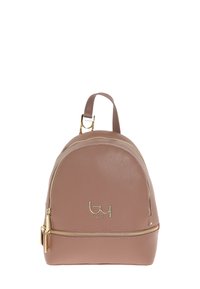 Zaino in finta pelle marrone con dettagli in oro, forma arrotondata, tasca frontale con zip e logo del marchio impresso sul davanti.