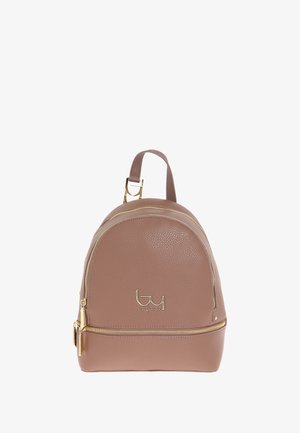 Brauner Kunstleder-Rucksack mit goldenen Beschlägen, runder Form, vorderer Reißverschlusstasche und geprägtem Markenlogo auf der Vorderseite.