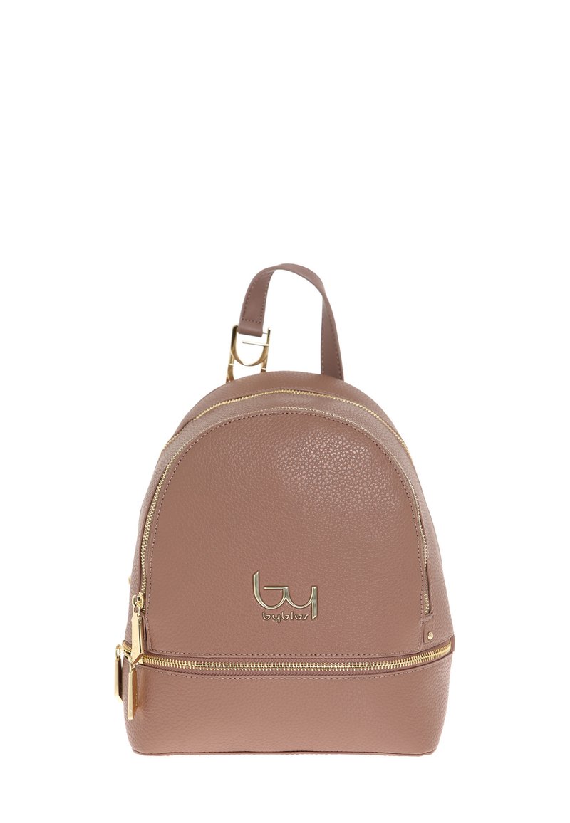 Zaino in finta pelle marrone con dettagli in oro, forma arrotondata, tasca frontale con zip e logo del marchio impresso sul davanti.