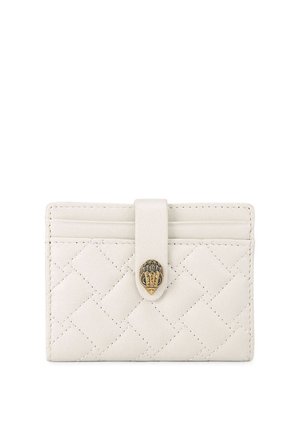 Portacarte in pelle bianca trapuntata con cinturino e chiusura decorativa in ottone su sfondo neutro.