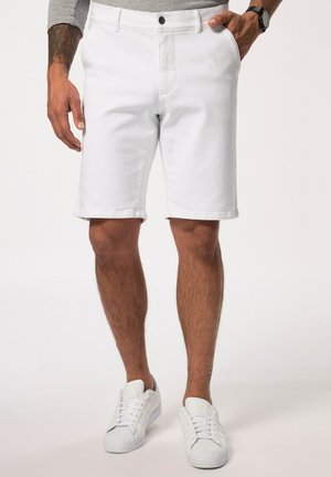 Witte denim shorts met een rechte snit, voorzien van een ritssluiting en knoopsluiting aan de voorkant, zijzakken en een gestikte zoom. Gelijkend met witte sneakers.