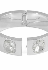 Silverfärgad armband med två fyrkantiga, klara rhinstenar. Slät, polerad yta och gångjärnsstängning. Geometrisk design med något rundade kanter.