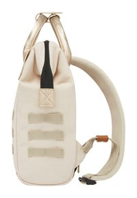 Beige Rucksack aus strapazierfähigem Stoff mit einem strukturierten goldenen Tragegriff, schwarzem Reißverschluss und drei Gurtbändern an der Seite.
