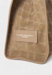 Gianni Chiarini MARCELLA - Käekott - daino