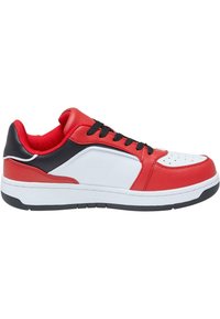 Røde skinnesneakers med hvite og svarte detaljer, avrundet tå, perforert vamp, svarte snøringer og en teksturert gummisåle.