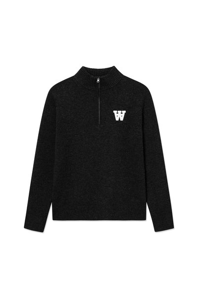 Pull en tricot noir avec un col haut et une fermeture éclair quart. Équipe d'un logo "W" blanc sur la poitrine. Manches et ourlet côtelés.