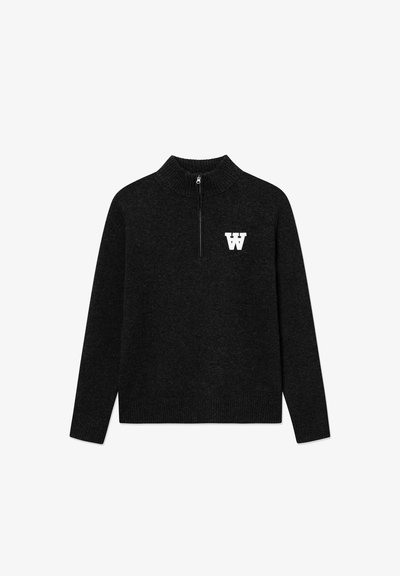 Pull en tricot noir avec un col haut et une fermeture éclair quart. Équipe d'un logo "W" blanc sur la poitrine. Manches et ourlet côtelés.